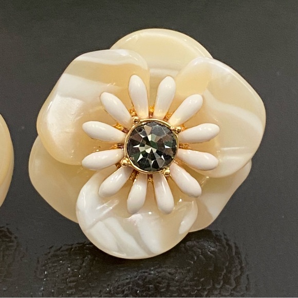 Unsigned Ivory Cream Swirl Resin CZ Center Flower Earrings - Picture 10 of 13